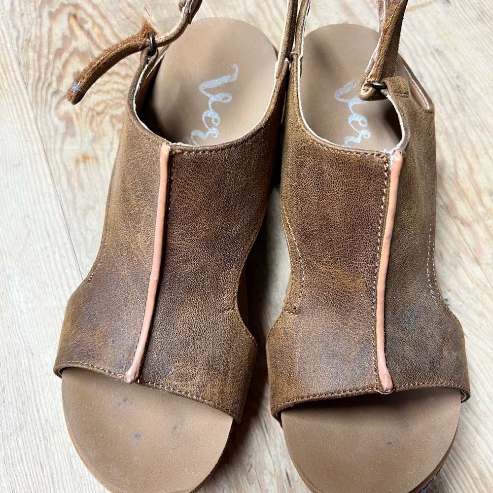 Very G Tan Leather Women's Sandals